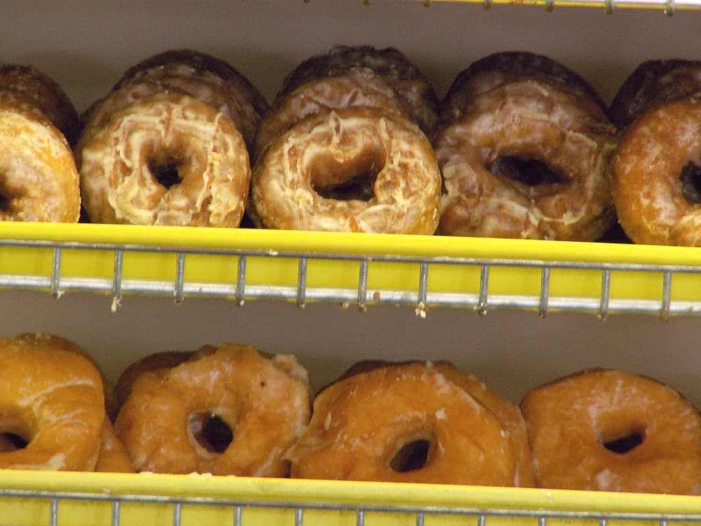 Loaves of fresh bread on a bakery shelf, representative of a dietary staple high in sodium across the Gulf region