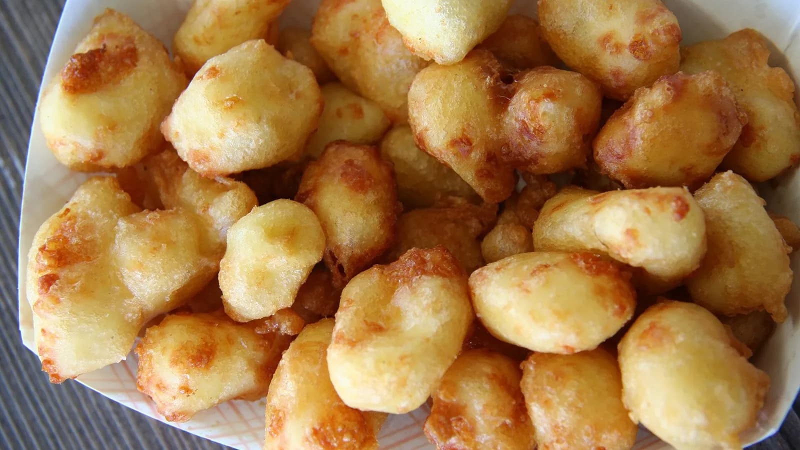 A paper tray of golden beer-battered fried cheese curds, photographed on 17 June 2010 at the Gopher Count community festival in Viola, Minnesota, a file photograph of the dish and not of the Culver's curds