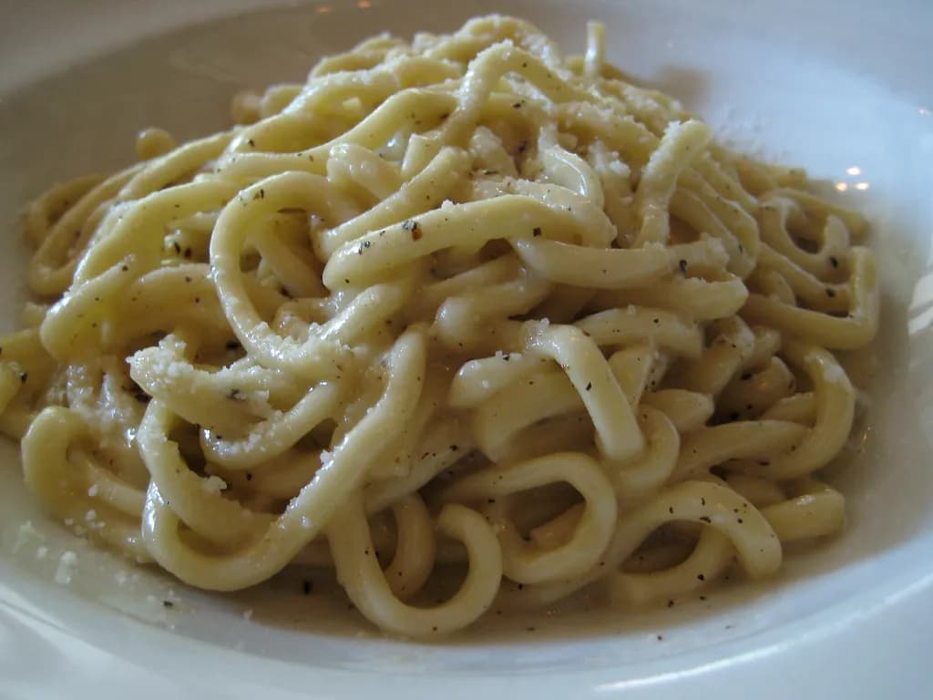 Creamy cacio e pepe pasta with black pepper and Pecorino Romano cheese