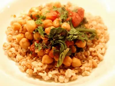 A divided dinner plate with half filled with colourful non-starchy vegetables, a quarter with lean protein, and a quarter with whole grains