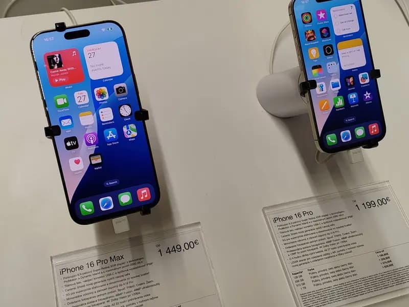 The iPhone 16 Pro series laid out on a table, among the models that receive the new Siri in iOS 27