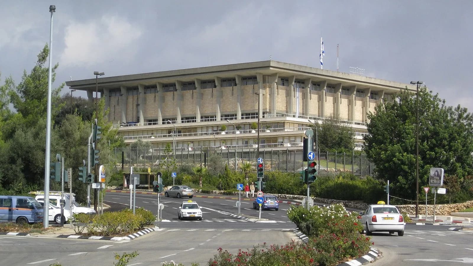 The sand-coloured Knesset building in Jerusalem seen from a street junction with traffic lights, trees and a taxi in the foreground, photographed on 22 November 2007, a file photograph of Israel's parliament building and not of this week's count or talks