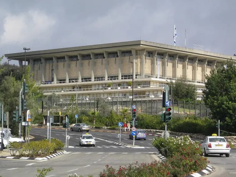 The sand-coloured Knesset building in Jerusalem seen from a street junction with traffic lights, trees and a taxi in the foreground, photographed on 22 November 2007, a file photograph of Israel's parliament building and not of this week's count or talks