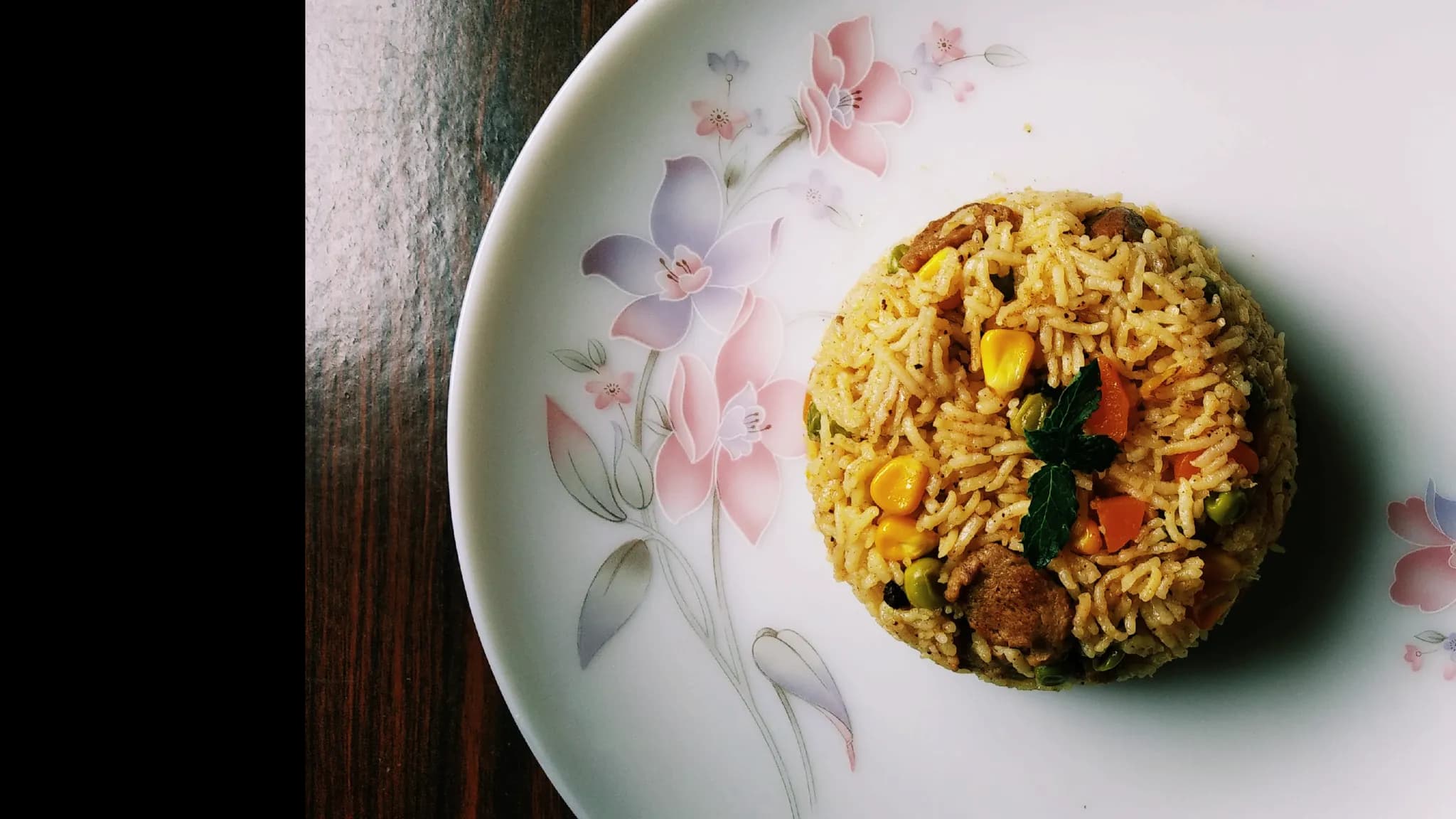 Platter of lamb kabsa with golden basmati rice, tender lamb pieces, toasted pine nuts, raisins, and warm whole spices, traditional Saudi Arabian dish
