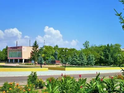 Central Square of Oleshky with a low administrative building, trees and flower beds under a blue sky, photographed on 14 August 2007, a file photograph of the town and not of the present situation