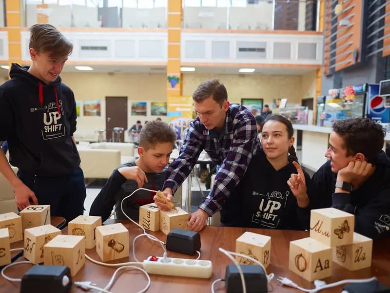 Young participants collaborating on a technology startup idea during a hands-on bootcamp