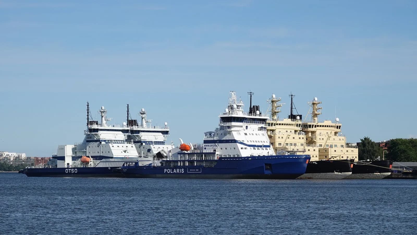 Finnish icebreakers moored at Katajanokka in Helsinki in July 2026; the Rovaniemi summit discussed pooling icebreakers that Finland would help build